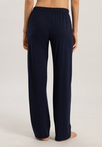 Námořnické modré kalhoty s širokými nohavicemi a elastickým pasem. Měkký, lehký materiál se hladkou strukturou. Žádné viditelné vzory ani kovové prvky.