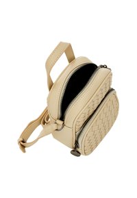 Zaino mini in pelle beige con texture intrecciata, scomparti a doppia zip e tracolla regolabile. Dotato di manico superiore per il trasporto.