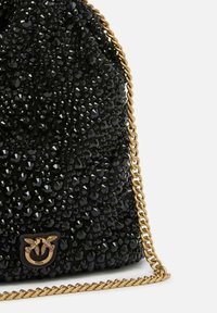 Clutch bag nera con perline e superficie testurizzata, dotata di una tracolla in oro e un accento decorativo con logo alla base.