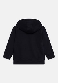 Felpa con cappuccio di un blu scuro navy, in misto cotone, caratterizzata da un cappuccio ampio, polsini e orlo a coste, con una texture liscia e senza motivi visibili.