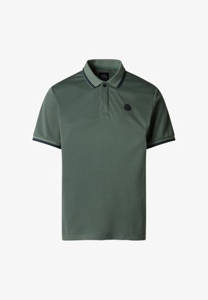 Polo verde a maniche corte con colletto, patta con due bottoni, bordo a strisce nere e bianche su colletto e maniche, e piccolo logo nero sul petto.