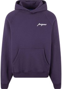Violeta kapuce ar kangaroo kabatu, ribotas aproces un apakšmalu, un balto rakstaino logo priekšā. Izgatavots no mīksta, teksturēta auduma.