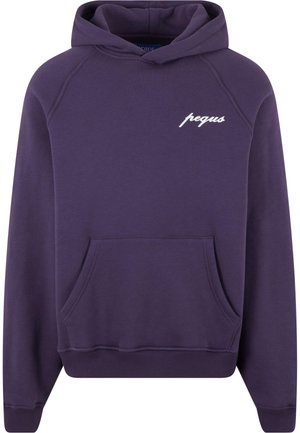 Lila kapucnis pulcsi kenguruzsebbel, bordázott mandzsettával és aljjal, valamint fehér feliratú logóval az elején. Puha, texturált anyagból készült.