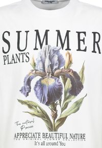 Weißes Baumwoll-T-Shirt mit einem Druck von blauen Schwertlilien und grünen Blättern. Schwarzer Text lautet "SOMMERPFLANZEN" und "WERTSCHÄTZE DIE SCHÖNE NATUR".