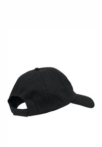 Zwarte katoen baseballpet met een gebogen rand, een verstelbare band aan de achterkant en verschillende genaaide ventilatie-oogjes op de kroon.