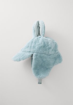 Helle blaue Stoffmütze aus Kunstfell mit weicher Textur, rundem Oberteil, Ohrenklappen und einem Riemen auf der Rückseite für sicheren Sitz.