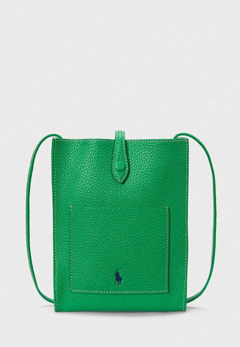 Zelena usnjena torba čez ramo z teksturiranim zaključkom. Ima zgornje zapiranje, sprednji žep in kontrastno šivanje. Ikonični logotip na dnu.