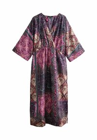 Robe longue et ample avec un motif paisley multicolore dans des tons de violet, rose et teal ; dispose d'un décolleté en V et de manches trois-quarts.