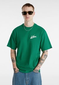 Vans BRUSH SCRIPT LOOSE FIT - Triko s potiskem - verdant green