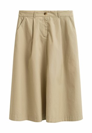 Beiger knielanger Rock mit vorderen Knöpfen, Gürtelschlaufen, Falten und Seitentaschen, aus leichtem Stoff.