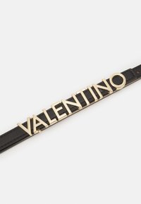 Cintura in pelle nera con logo in metallo dorato "VALENTINO" al centro, con texture liscia e design piatto.