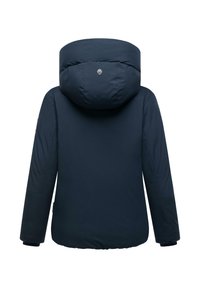 Námornícky modrá zateplená zimná bunda s kapucňou, zobrazená zozadu, s malým strieborným emblémom na kapucni.
