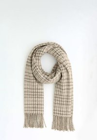 Sciarpa plaid beige con estremità frangiate, realizzata in tessuto morbido, caratterizzata da un motivo a griglia in tonalità più scure per creare contrasto.