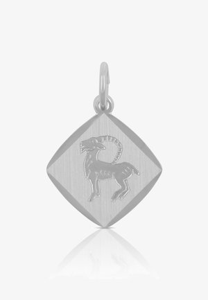 Silberner, diamantenförmiger Anhänger mit satiniertem Finish, der ein graviertes Ziegendesign zeigt. Enthält eine runde Öse zur Befestigung.