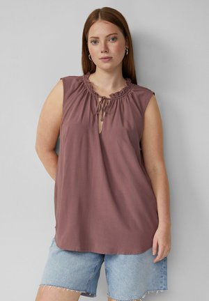 Haut sans manches en mauve pâle avec un décolleté froncé et un détail à nouer ; associé à un short en denim clair avec un ourlet effiloché. Tissu lisse et léger.