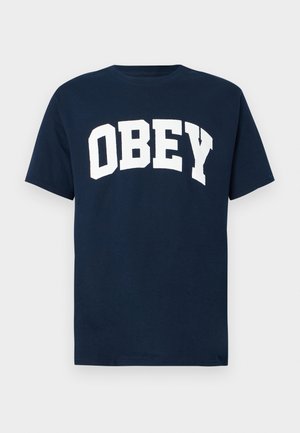 Navyblauw T-shirt met korte mouwen met grote witte letters "OBEY" in blokletters gedrukt over de borst.
