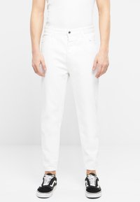 2Y Studios - BOYFRIEND FIT - Jeans Straight Leg - white Thumbnail-Bild 1