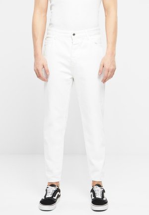 BOYFRIEND FIT - Straight leg jeans - white