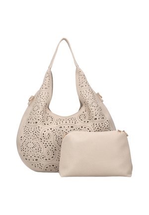Beige handtas met ingewikkelde uitsnijdingen en bijpassend effen beige tasje met goudkleurige hardware, getoond op een witte achtergrond.