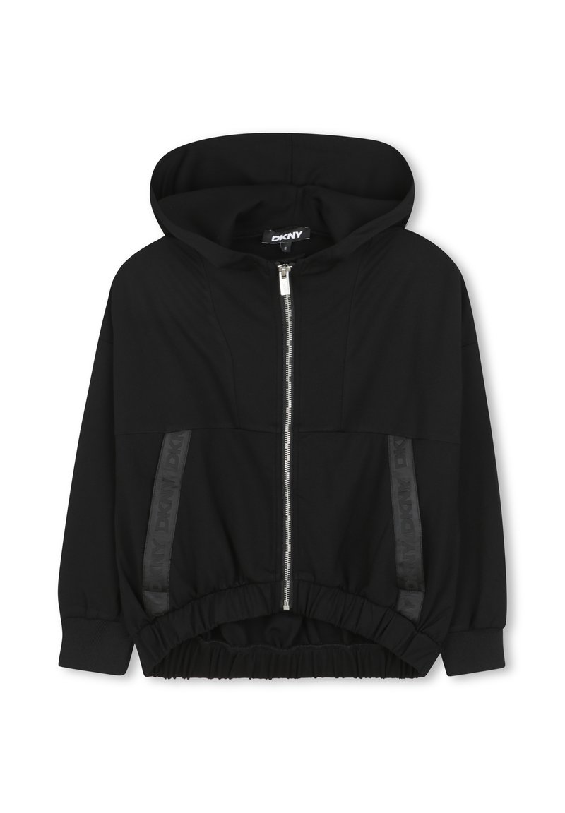 Czarna kurtka z kapturem, zapinana z przodu na zamek, z elastycznym dołem i oversize'owym krojem. Posiada teksturowane boczne panele z detalami logo.