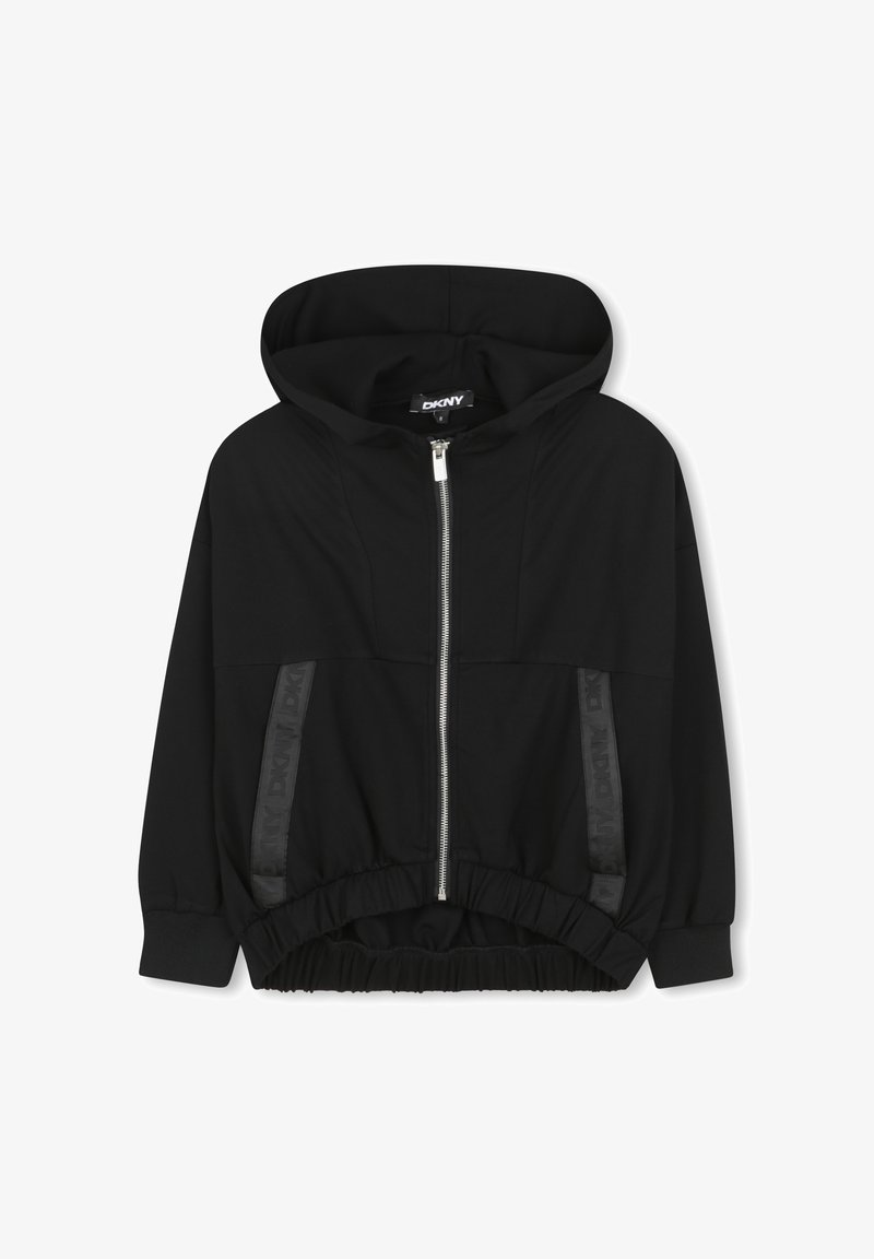 Czarna kurtka z kapturem, zapinana z przodu na zamek, z elastycznym dołem i oversize'owym krojem. Posiada teksturowane boczne panele z detalami logo.