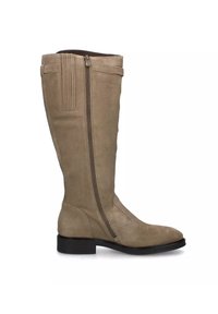 Bota alta de ante beige con cremallera lateral, tacón negro bajo y costuras decorativas cerca de la parte superior.