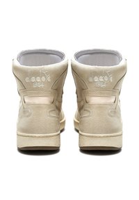 Sneaker alto in suede beige chiaro con finitura testurizzata, caratterizzati da dettagli in pelle liscia, collo imbottito e logo del marchio.