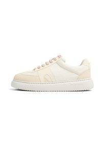 Beige Sportschuhe aus einer Mischung aus glatten und strukturierten Materialien. Runde Zehenpartie, flache weiße Sohle und beiger Schnürsenkel. Dezente Akzente an der Seite.