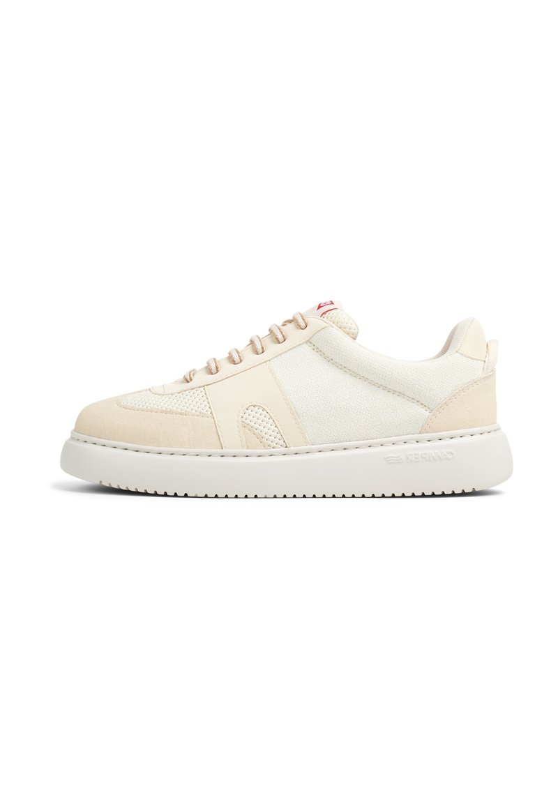 Beige Sportschuhe aus einer Mischung aus glatten und strukturierten Materialien. Runde Zehenpartie, flache weiße Sohle und beiger Schnürsenkel. Dezente Akzente an der Seite.