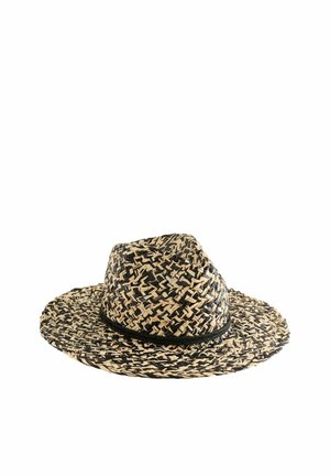 Geweven strohoed met brede rand, met zwarte en natuurlijke vezels in een kruispatroon, voorzien van een zwarte gevlochten band rond de basis.