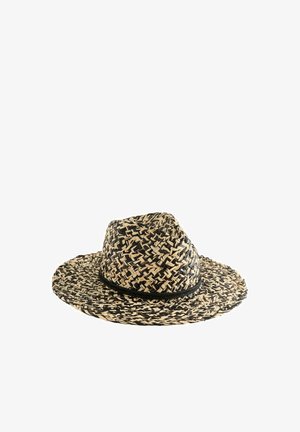 Punutud lai äärega kübar, mis on valmistatud mustadest ja looduslikest kiududest ristikkuses mustris, mille ümber käib must punutud pael.