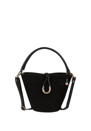 Sac seau en daim noir avec poignée et bandoulière en cuir, détail d'anneau doré et petit porte-bonheur en forme de drapeau italien sur le côté.
