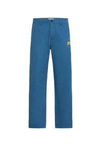 Pantalon bleu en tissu texturé. Doté d'une fermeture à boutons et d'un logo jaune brodé sur la cuisse. Coupe droite.