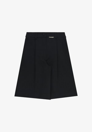 Pantaloncini neri su misura fino al ginocchio con passanti per cintura, chiusura frontale con bottoni e piccolo logo "Twinset" vicino alla vita.