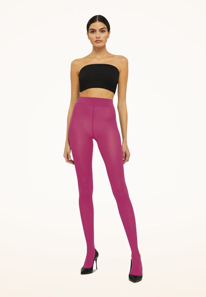 Leggings magenta con una texture liscia e elastica, vita alta e finitura trasparente, abbinati a un crop top nero e tacchi alti.