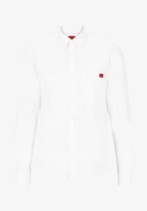 Witte blouse met lange mouwen, gemaakt van katoen, met een button-down kraag, een voorzak en een klein rood logo op de borst.