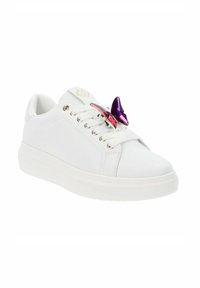 Sneakers in pelle bianca con suola piatta, caratterizzati da accenti decorativi di farfalle viola e rosa sui lacci e dettagli del logo dorato.