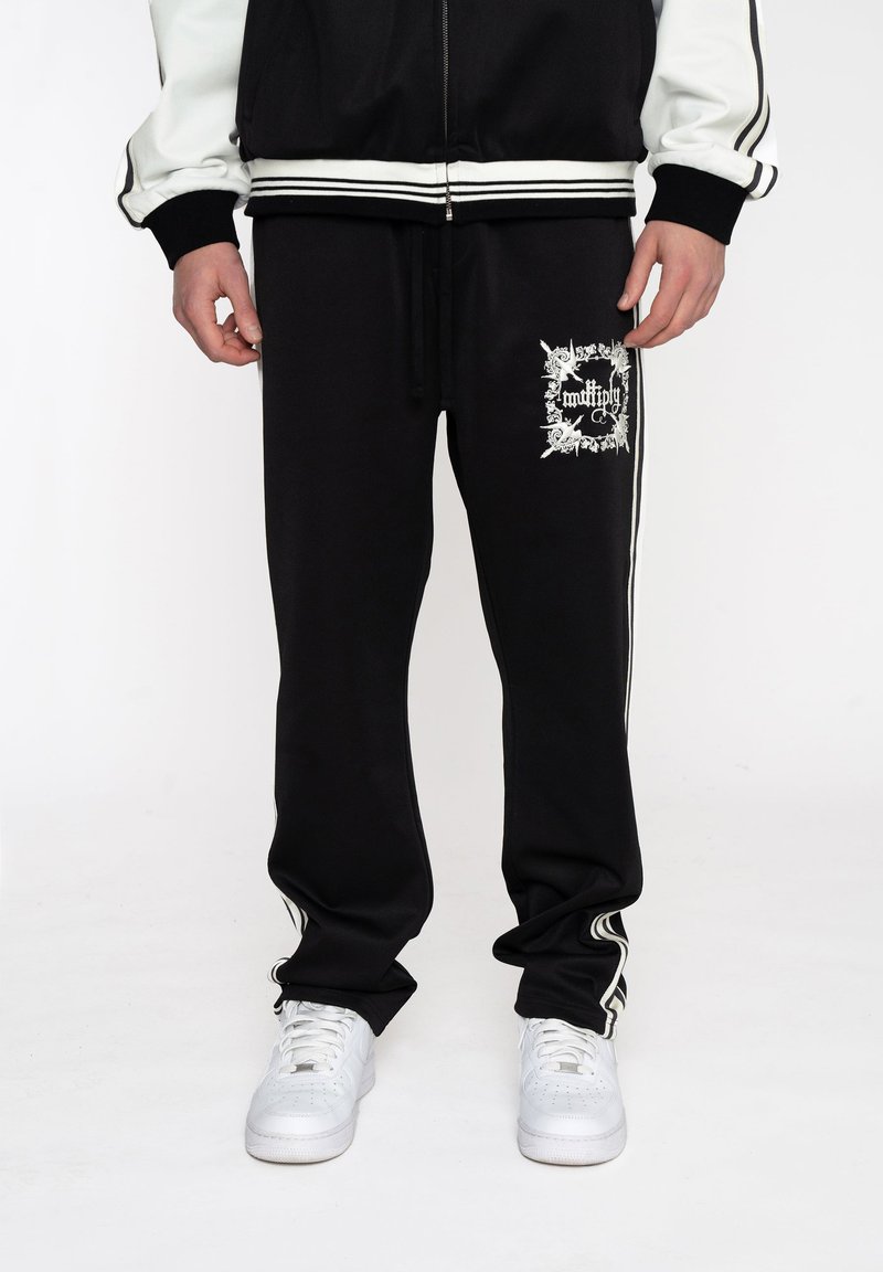 Sorte sweatpants lavet af bomuldsblanding, med en hvid grafik på venstre lår, sidelister og snor i taljen.