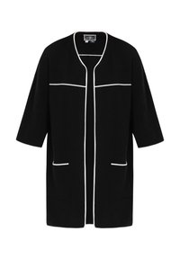 Schwarze kurzärmlige Strickjacke mit entspannter Passform, mit weißen Paspeln entlang der Kanten und zwei Fronttaschen. Glatte Stofftextur.