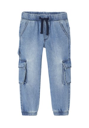 Hellblaue Jeans-Cargohosen mit einem elastischen Bund, verstellbarem Kordelzug und zwei seitlichen Taschen, mit schmal zulaufenden Beinabschlüssen und zusätzlichen seitlichen Taschen.