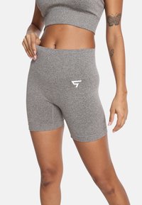 Sivé látkové, priliehavé šortky s bezšvovým dizajnom a malým bielym logom na boku. Hladká textúra, dĺžka do polovice stehna.