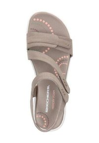 Sandalia de espuma viscoelástica beige con tres correas ajustables, puntera redonda y patrones en puntos de color rosa y naranja. Nombre de la marca en la plantilla.