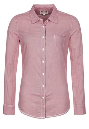 Rød og hvid lille ternet langærmet skjorte med krave og en enkelt brystlomme på venstre side.