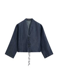 Veste en denim bleu foncé avec de larges manches longues, devant ouvert avec trois lacets entrecroisés et deux liens suspendus à l'ourlet.