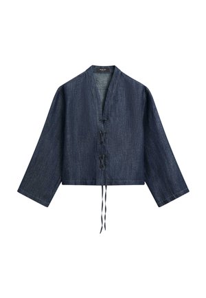 Dunkelblaue Jeansjacke mit weiten langen Ärmeln, offenem Vorderteil mit drei gekreuzten Schnürungen und zwei hängenden Bändern am Saum.