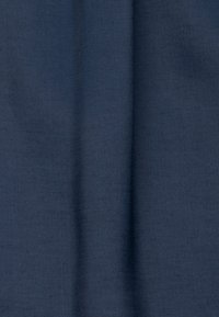 Tessuto blu scuro con una texture liscia e una trama uniforme. Il materiale sembra leggero con una leggera lucentezza. Nessun motivo o dettaglio visibile.