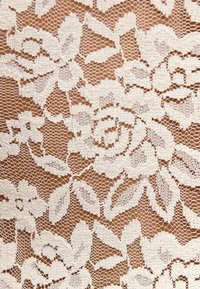 Tela de encaje floral blanca que presenta intrincados patrones de rosas y hojas, con una textura de malla fina y una apariencia suave y delicada.