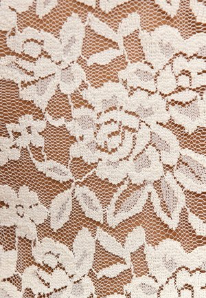 Weißer Spitzenstoff mit blumigen Motiven, der detaillierte Rosen- und Blattmuster aufweist. Die feine Maschenstruktur verleiht ihm ein sanftes und zartes Aussehen.