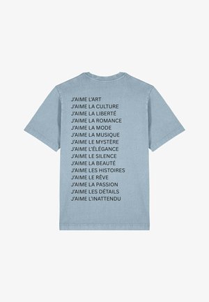 T-shirt en coton bleu clair avec des manches courtes et un col rond. Du texte noir au dos liste des phrases commençant par "J'aime" en français.