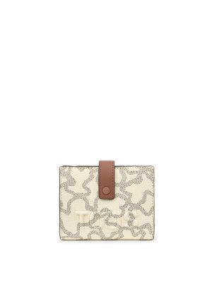 Portefeuille en crème texturé avec un motif gris ondulé, fermeture à pression marron, logo embossé et bord contrastant noir. Forme rectangulaire compacte.